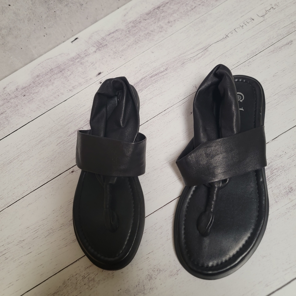 Black Thong Sandals with Textured Footbed - Picture 2 of 3